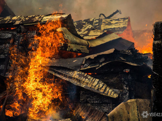 Частный дом в Новокузнецке загорелся из-за детской шалости 