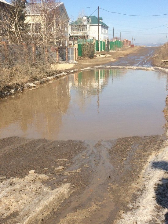 «Приплыли»: В пригородах Улан-Удэ жители отрезаны от цивилизации из-за размытых дорог