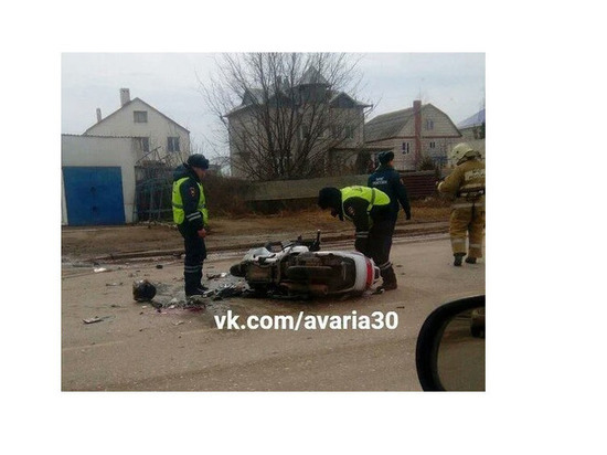 В Астрахани автомобилист сбил водителя скутера