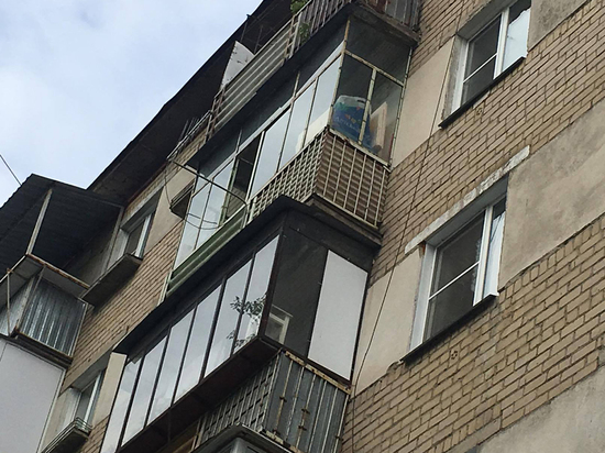 В Орске мужчина выпал с пятого этажа