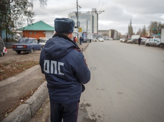 В Ульяновской области «КАМАЗ» опрокинулся на дорогу и врезался в иномарку 