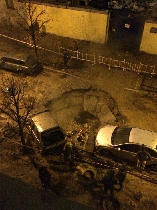 Машины и парадные пострадали из-за прорыва трубы в Петербурге
