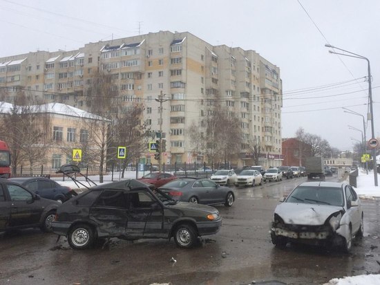 В центре Тамбова столкнулись ВАЗ 2114 и "Форд Фокус": один водитель в больнице