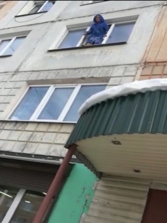 Полицейские спасли бабушку, которая хотела прыгнуть из окна