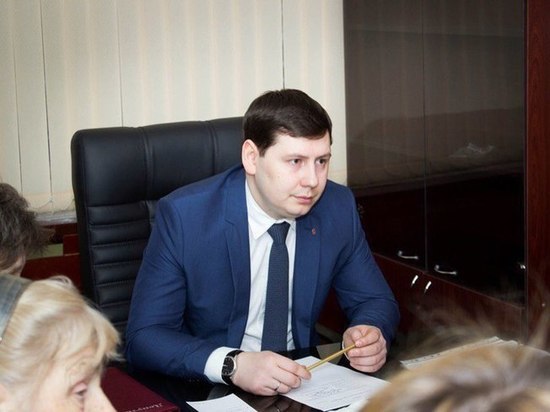 Петербургский депутат предложил создать в школах "аналог комсомола"