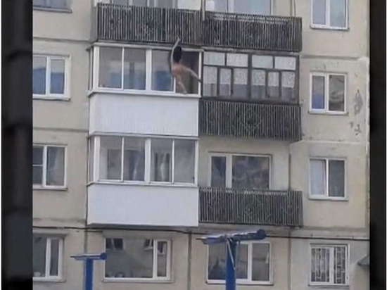 В Шелехове женщина без одежды карабкалась с балкона на балкон
