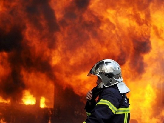 С пожаром боролись 14 спасателей МЧС