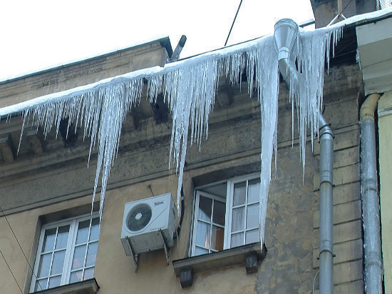 В Тольятти ледяная глыба с крыши упала на припаркованный автомобиль