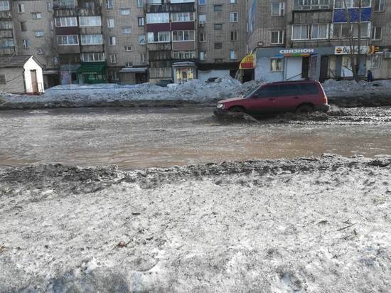 В Усть-Куте автомобили передвигаются по улице, рассекая водную гладь 
