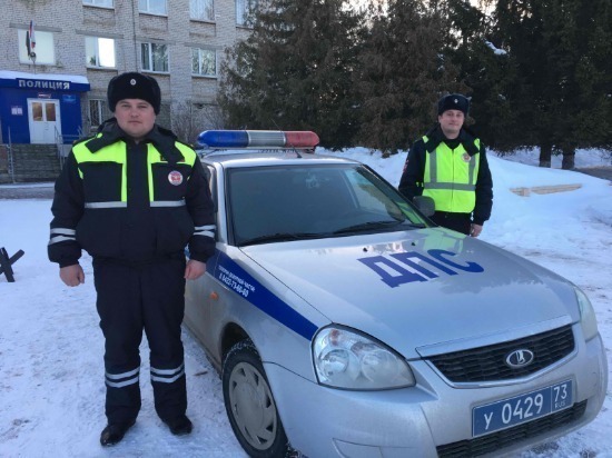 Ульяновские сотрудники ДПС помогли водителю грузовика, застрявшего в снегу 