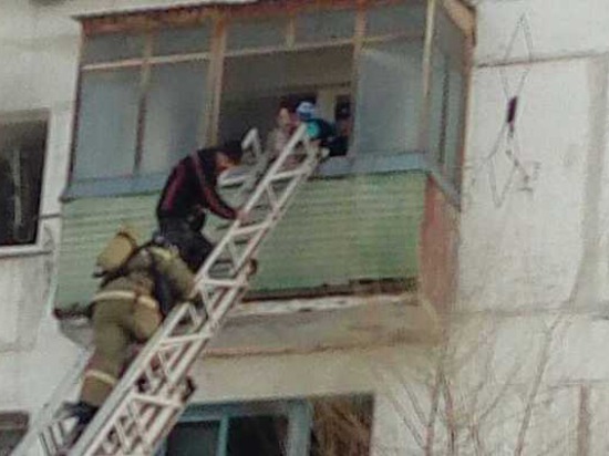 Женщину и двоих ее детей спасли при пожаре в Чапаевске 