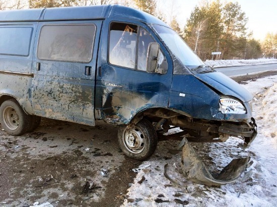 В Красноярском районе «Газель» врезалась в «Приору», два человека пострадали 