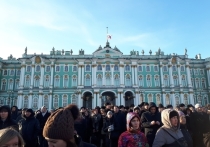 Сразу по окончании рабочего дня 27 марта в центре Петербурга собрались сотни людей, чтобы почтить память погибших в страшном пожаре в Кемерово