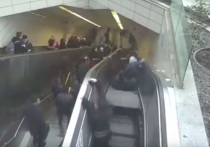 В метро Стамбула вышедший из строя эскалатор буквально "проглотил" одного из пассажиров