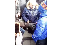 Вице-губернатор на коленях попросил прощения за пожар в ТЦ Кемерово