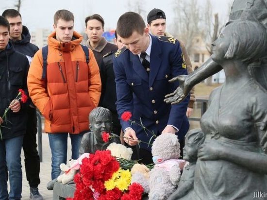 Астраханцы выражают соболезнования семьям погибших в Кемерово акцией "Свеча памяти"