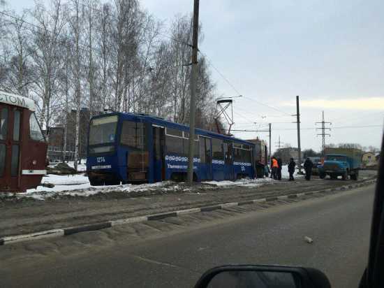 В Ульяновске на улице Репина сошел с рельсов трамвай 