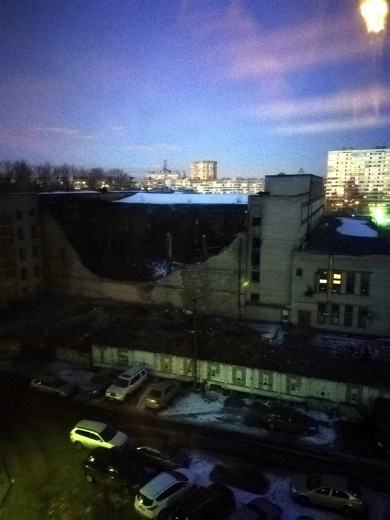 На улице Тамбасова обрушилась стена филиала «Ленфильма»
