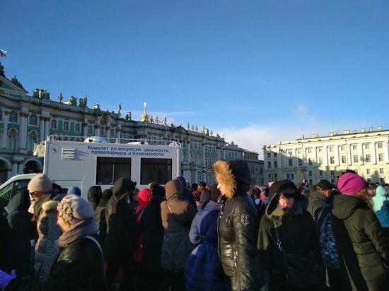  Более тысячи петербуржцев пришли на Дворцовую на акцию памяти по погибшим в Кемерове