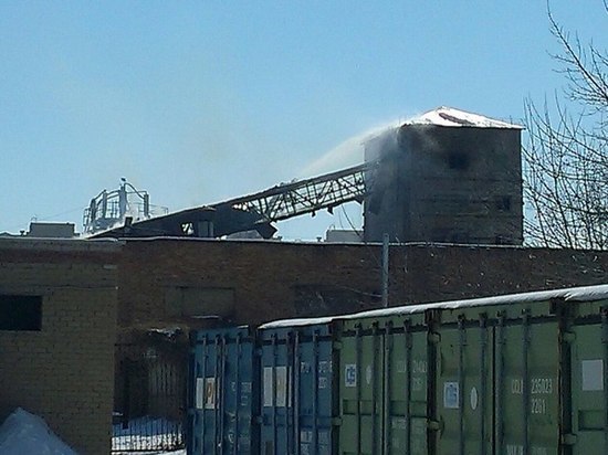 В Оренбурге ликвидируют пожар на заводе железобетонных изделий