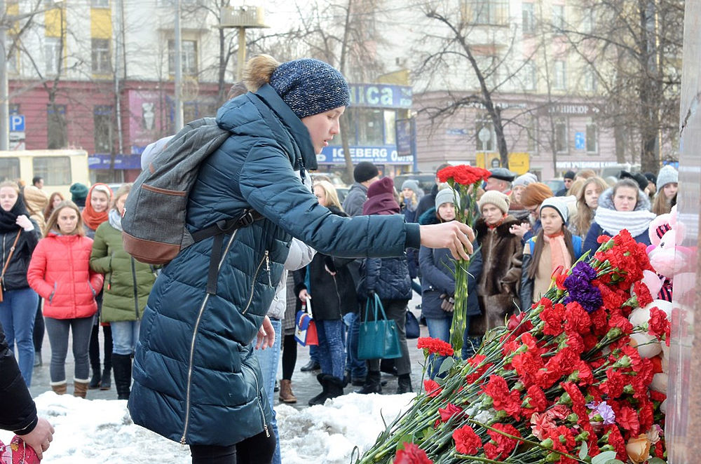 Не нужно слов: в Челябинске прошла акция памяти жертв пожара в ТЦ «Зимняя вишня» 