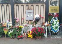 Люди несут к зданию посольства РФ в Бишкеке цветы, свечи и игрушки, в дипмиссии открыта книга памяти, куда пишут слова поддержки и соболезнований