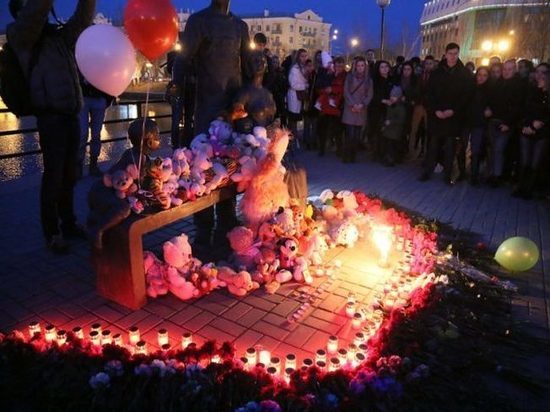 Астраханцы несут цветы к  памятнику Семье, выражая свою скорбь