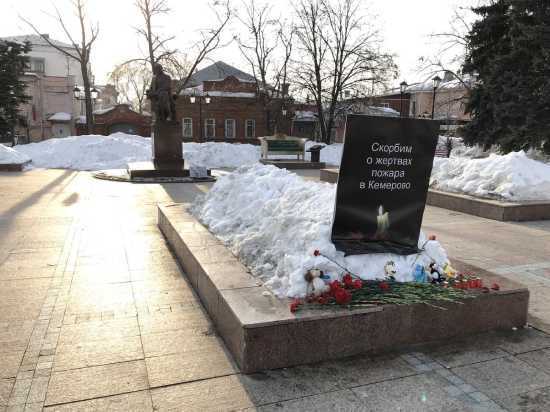 В день траура ульяновцы несут цветы и игрушки к Вечному огню в память о погибших в Кемерово 