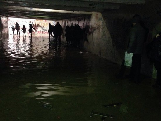 В Волгограде затопило подземный переход