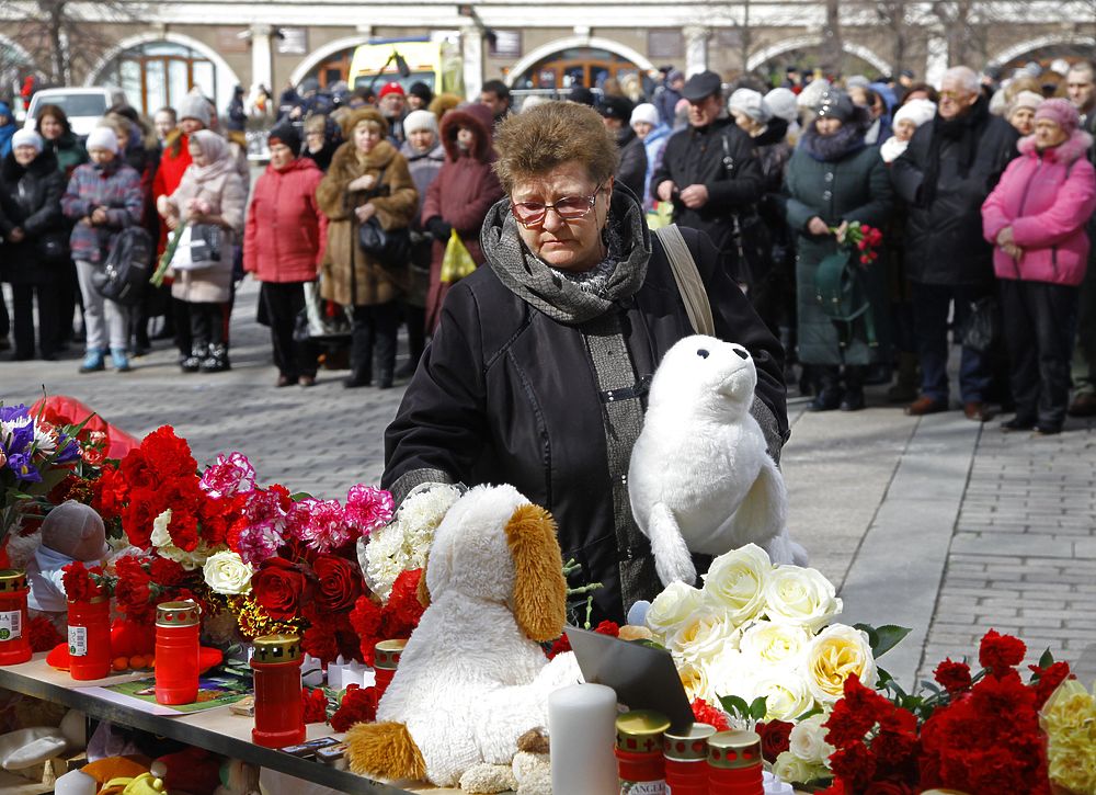Москвичи почтили память погибших в Кемерово, возложив цветы на Манежной