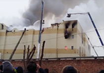 Через день после трагедии в Кемерове в Сеть попало видео, на котором запечатлено начало пожара в ТЦ «Зимняя вишня»