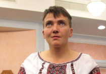 Дежавю: голодающая Савченко в джемпере с тризубом поет в стеклянной «клетке» гимн Украины и требует выпустить ее на волю