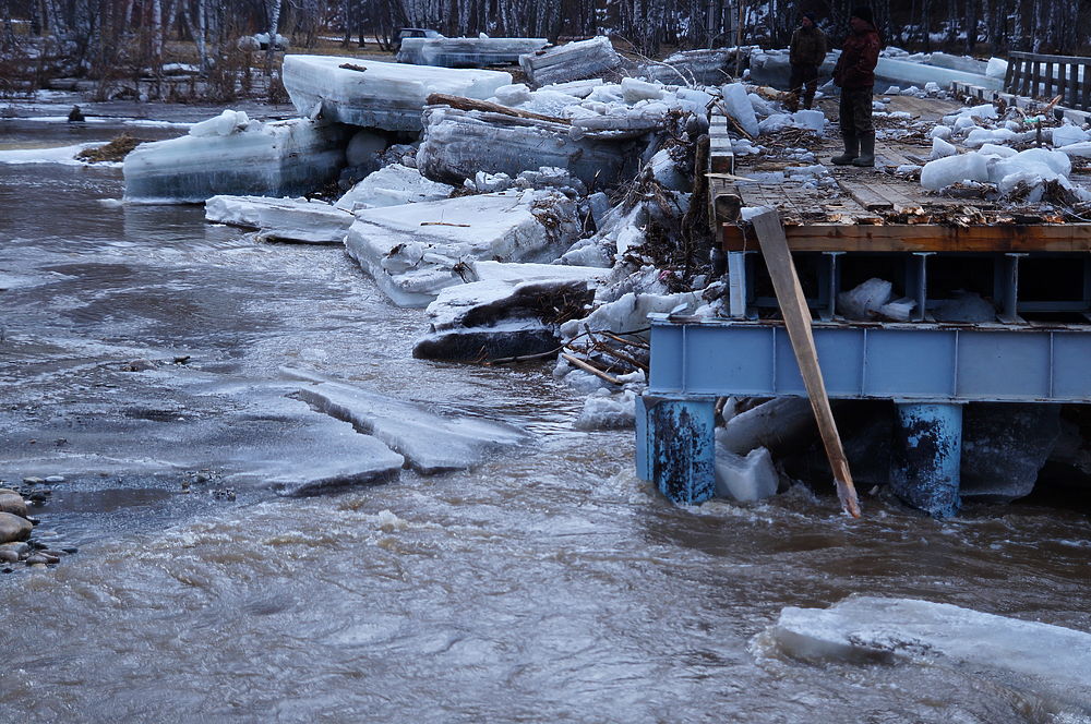 Снесенные мосты и доставка провианта: фотоотчет о паводке в Солонешном