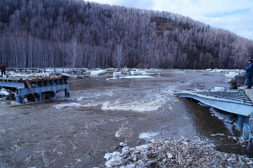 Снесенные мосты и доставка провианта: фотоотчет о паводке в Солонешном
