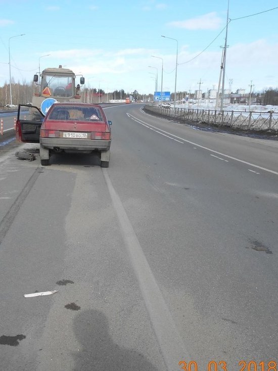 Женщина-водитель на Жигулях протаранила снегоуборочник под Петрозаводском