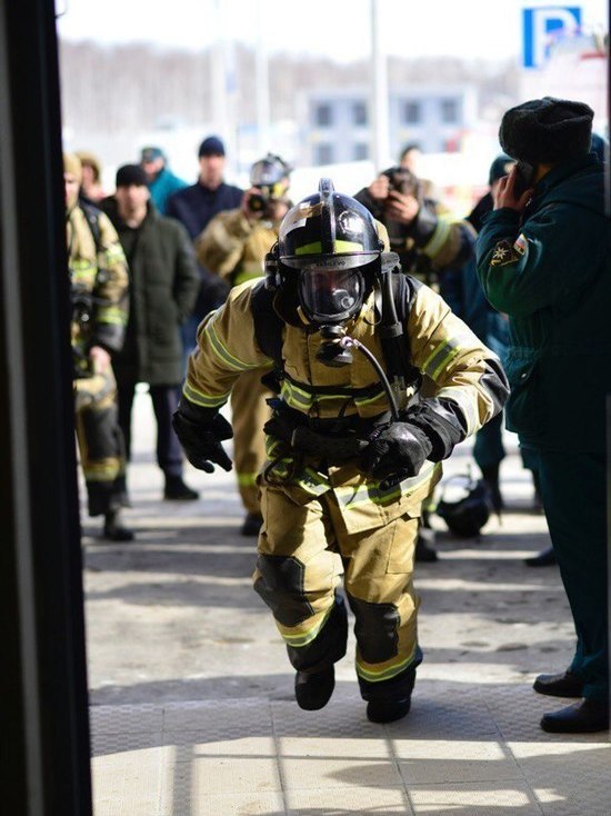 В Татарстане пожарные устроили забег в высотке в полной экипировке