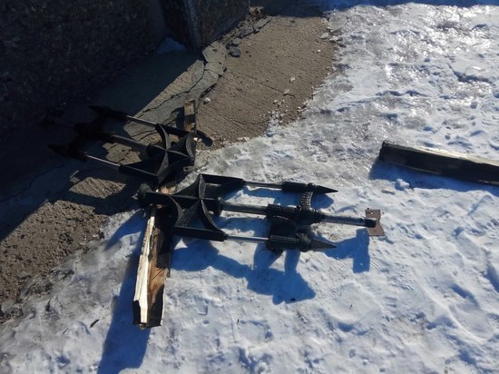 В Елабуге вандалы сломали ограждение лестницы у монумента на площади Памяти  