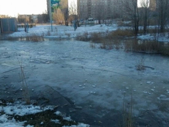В Новотроицке дети едва не провалились под лед