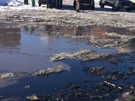 В Казани во время слива отработанных нефтепродуктов произошло загрязнение почвы 