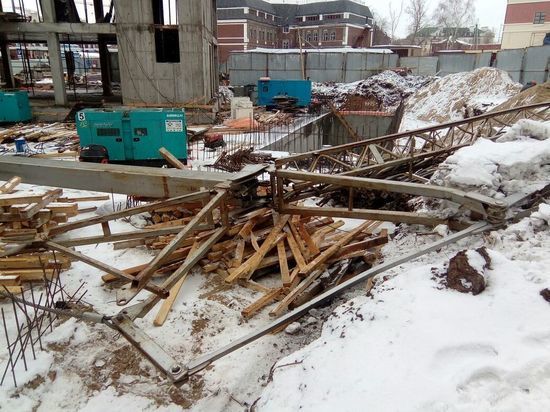 В Казани упал строительный кран