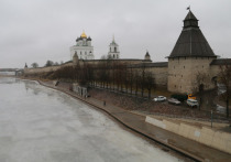 На набережной реки Великой в Пскове начался демонтаж инсталляции «Россия начинается здесь», которая была установлена там в 2016 году к довлатовскому фестивалю