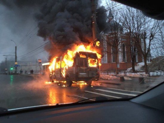 Вспыхнула как спичка: в понедельник в Иванове сгорела маршрутка (видео+фото)