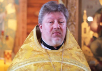 Пользователей соцсетей заинтересовало видео из трапезной московского храма, на котором православный батюшка исполняет известную блатную песню «Мурка»