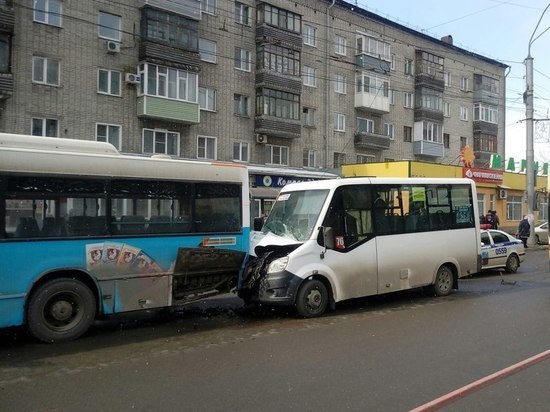 Семь пассажиров пострадали в столкновении автобусов в Барнауле