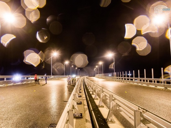 Строители Кpымского моста включили фонари вдоль автодороги