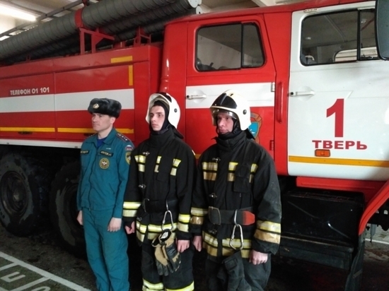 Пожарные в Твери не дали женщине сгореть в огне