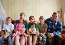 В номере от 14 марта за несколько дней до президентских выборов «МК в Астрахани» писал о многодетной астраханской семье Юферовых, выживающей в поселке Красные Баррикады