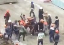 Краснодарская полиция выясняет причину массовой драки на одной из местных строительных площадок. Там стенкой на стенку сошлись два десятка рабочих. Видео потасовки появилось в Сети. 