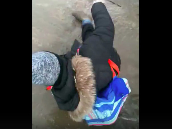 Бездорожье знаний: киреевские школьники купаются в ледяных лужах по дороге в школу 
