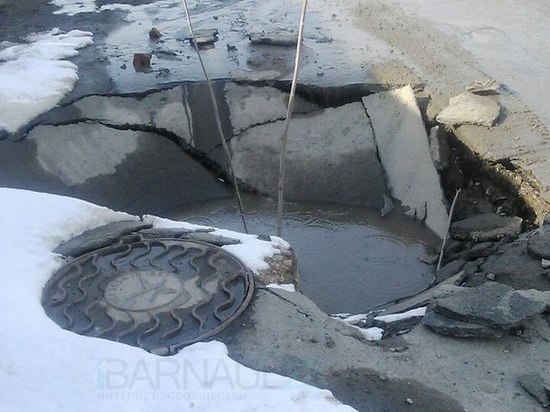 В Барнауле провалился асфальт на двух городских улицах
